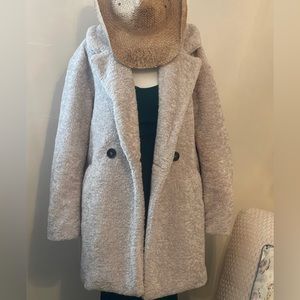 Plush H&M Teddy Bear Coat. EUC. Stay warm n cozy with this stylish coat.